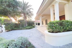 5bed Villa with beautiful green garden in compound