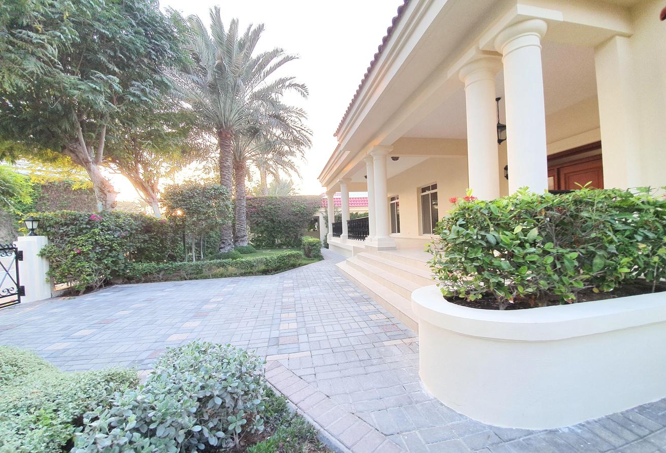 5bed Villa with beautiful green garden in compound