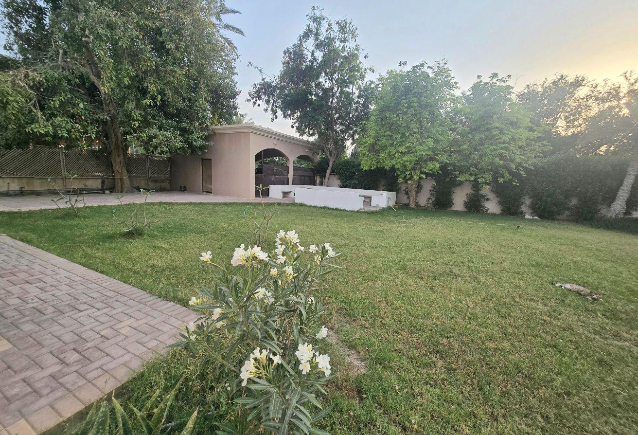 Modern 3Bed Villa huge private garden in comp