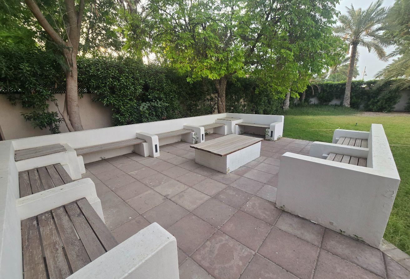 Modern 3Bed Villa huge private garden in comp