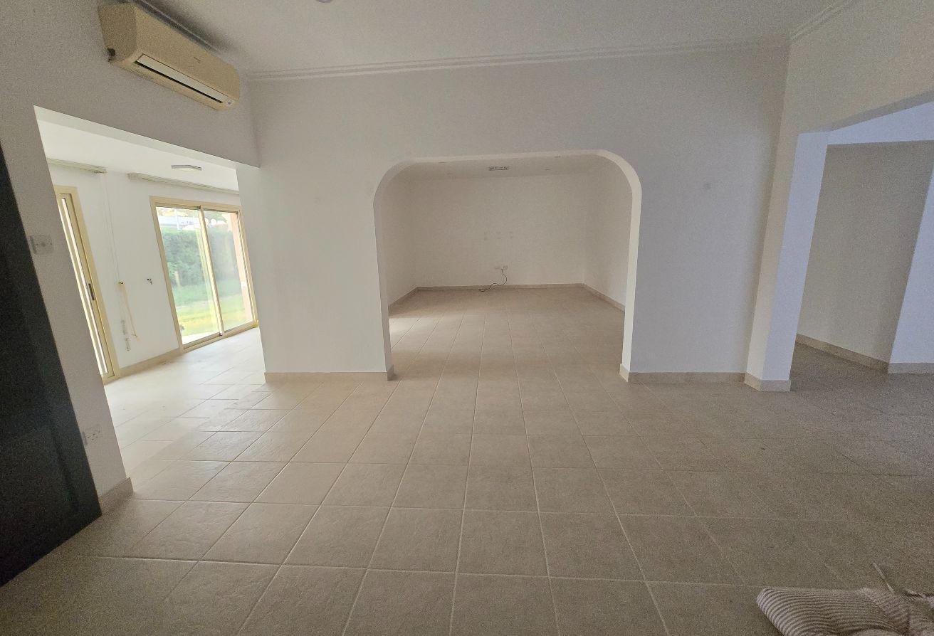 Modern 3Bed Villa huge private garden in comp