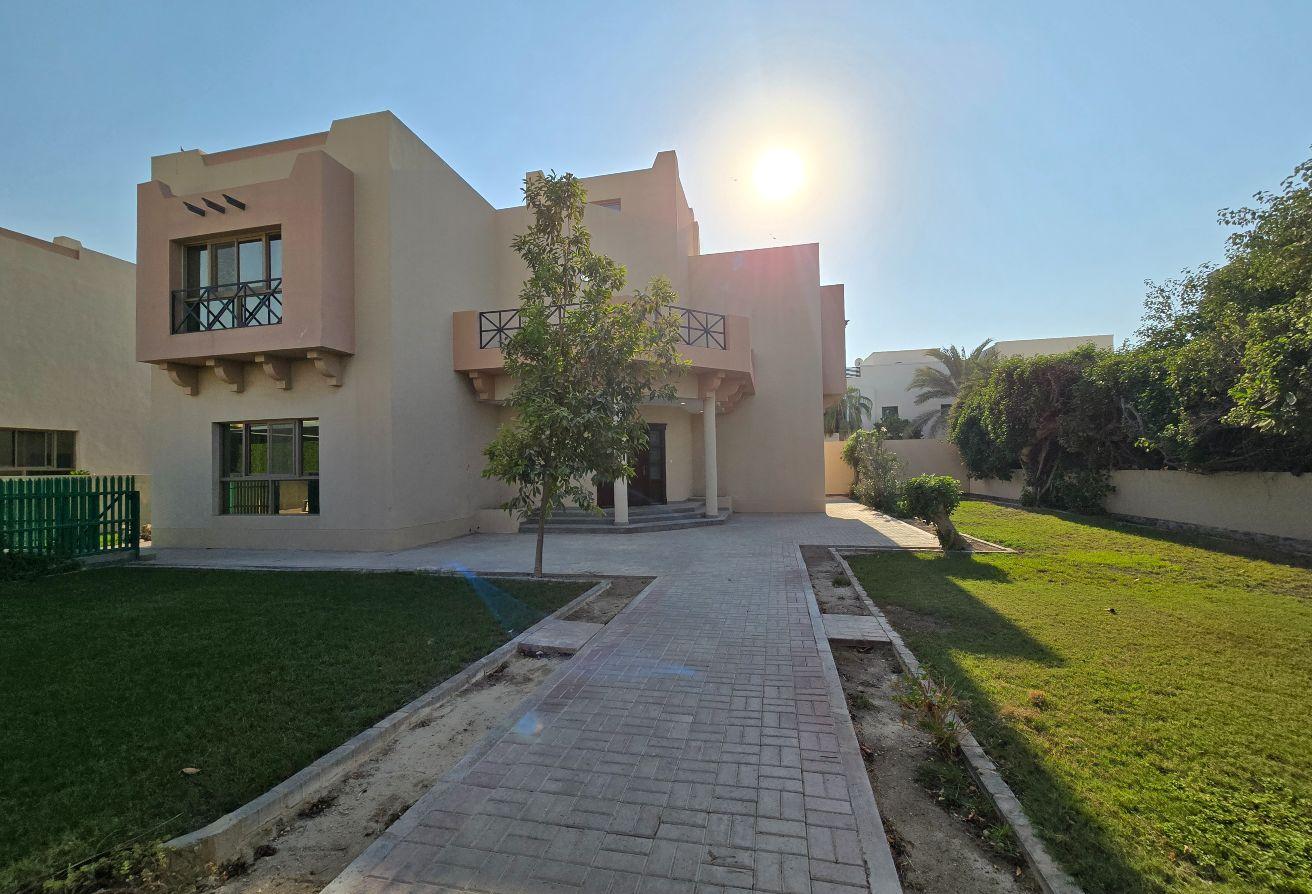 Spacious 4bed in big comp villa garden BD1000 incl