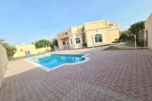 An 4 Bed Villa with Garden and Pool in small comp!