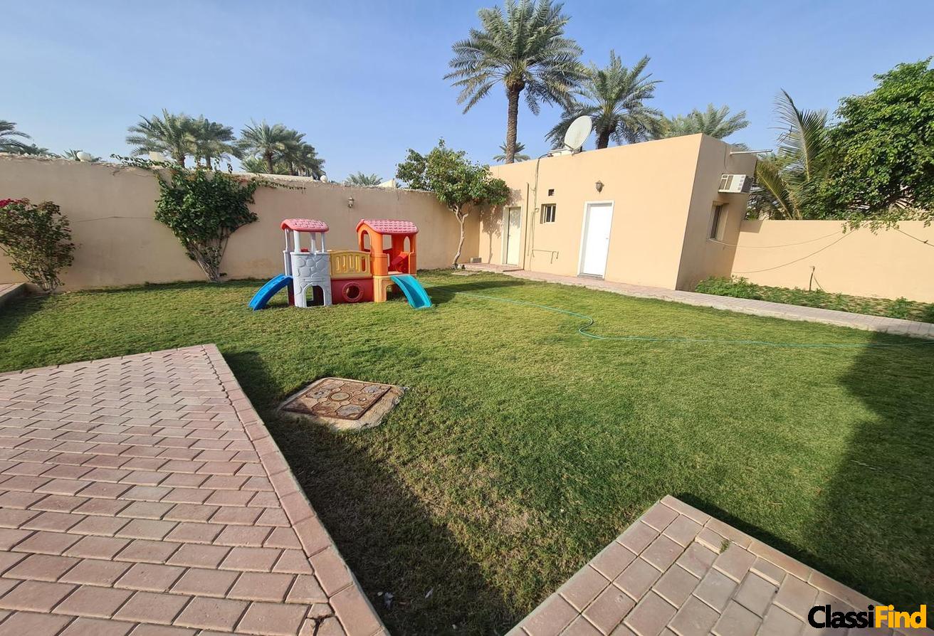 An 4 Bed Villa with Garden and Pool in small comp!