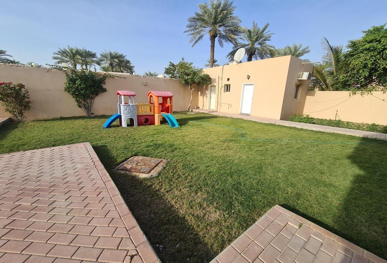 An 4 Bed Villa with Garden and Pool in small comp!