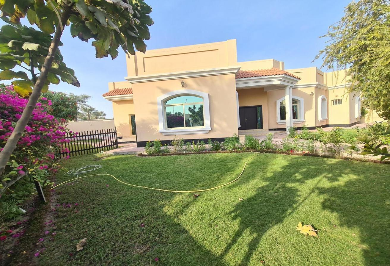 An 4 Bed Villa with Garden and Pool in small comp!
