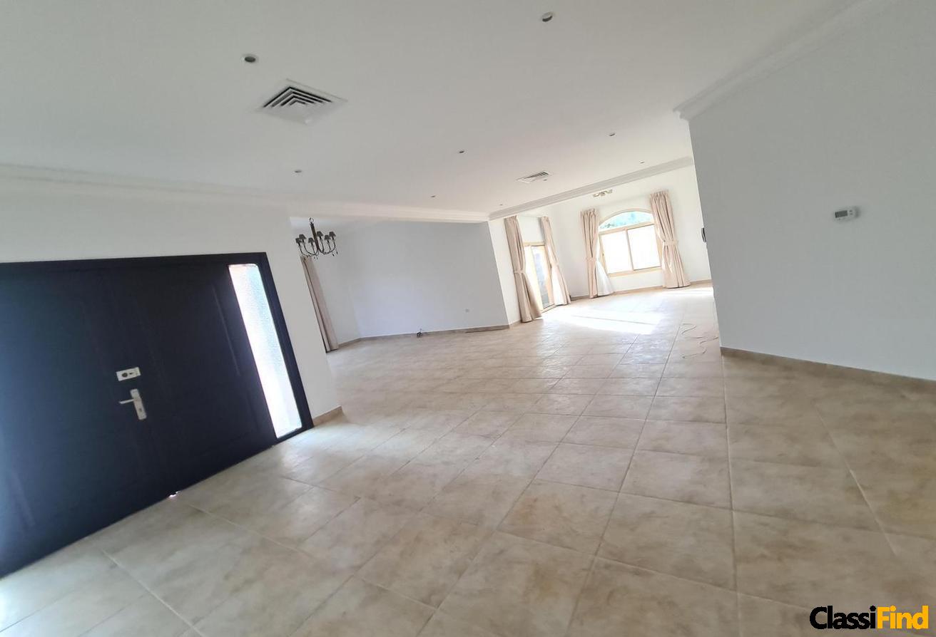 An 4 Bed Villa with Garden and Pool in small comp!
