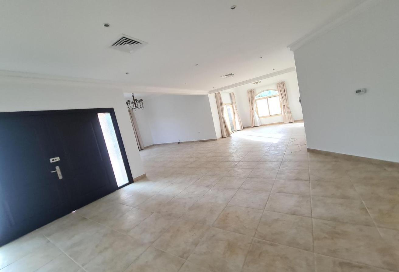 An 4 Bed Villa with Garden and Pool in small comp!