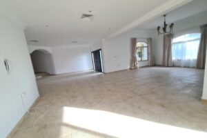 An 4 Bed Villa with Garden and Pool in small comp!