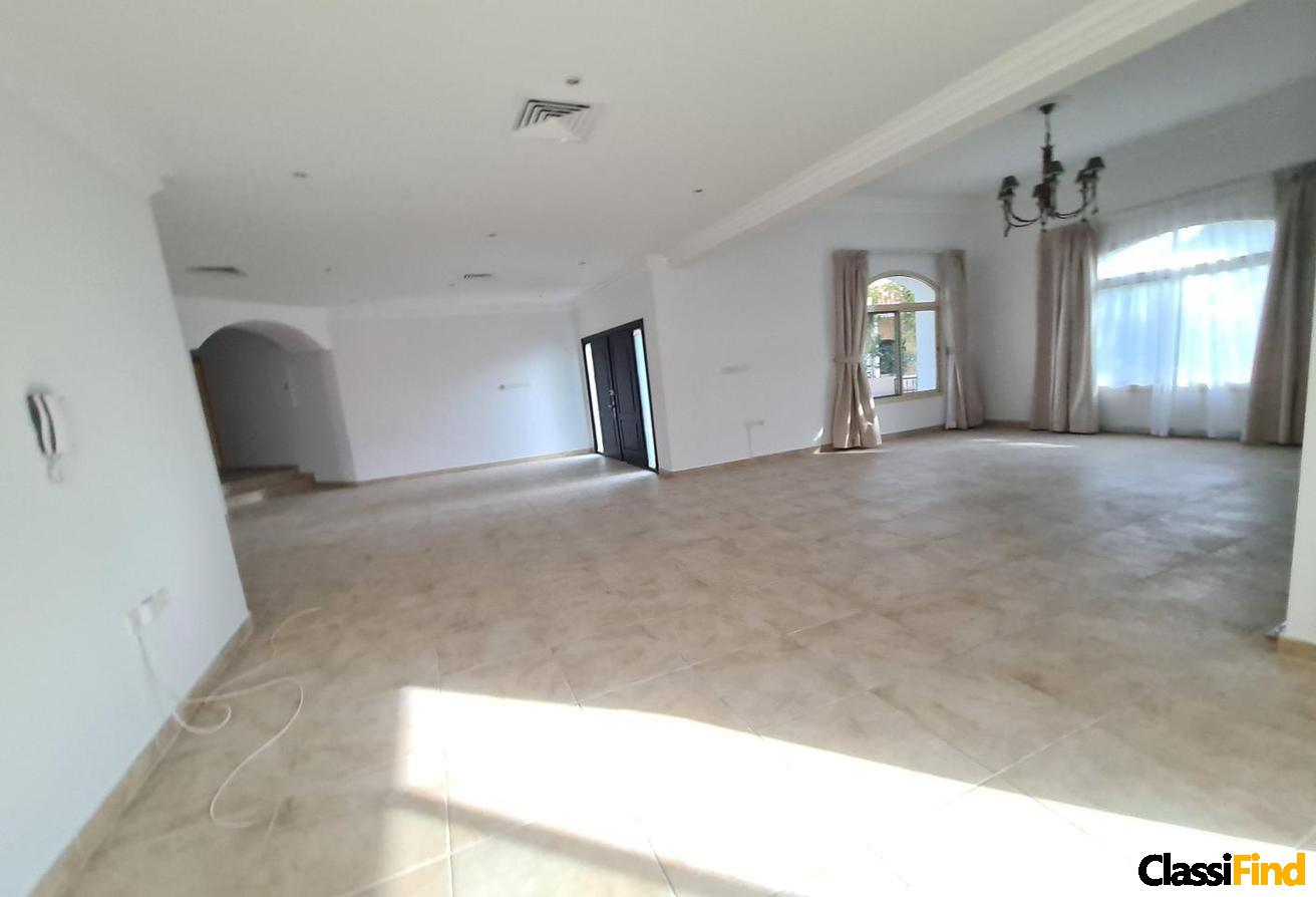 An 4 Bed Villa with Garden and Pool in small comp!