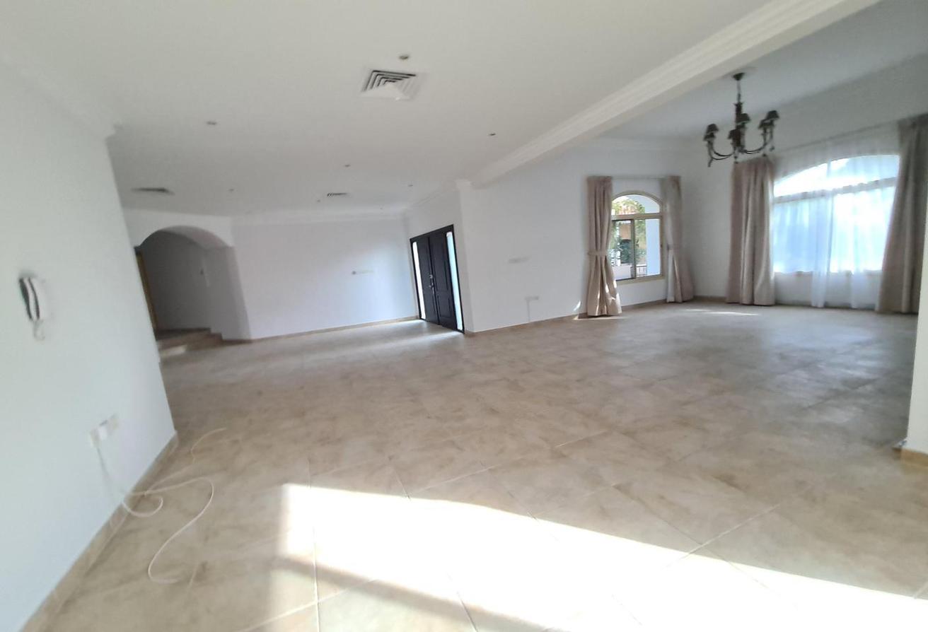 An 4 Bed Villa with Garden and Pool in small comp!
