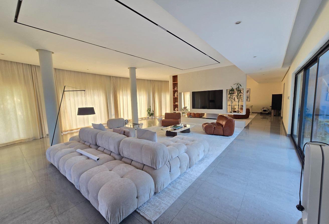 Upgraded contemporary 5bed w/jaccuzi,BD1560 incl