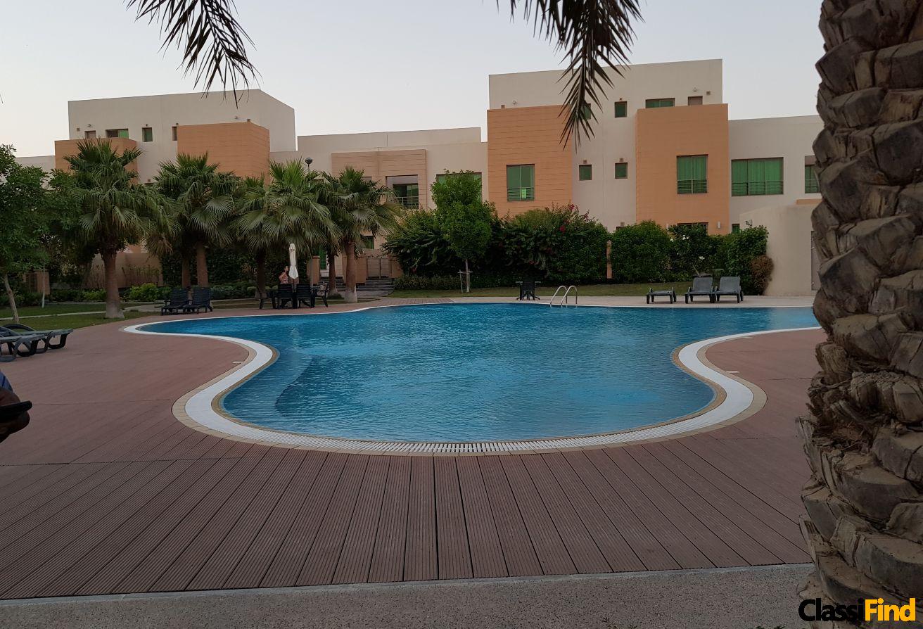 فيلا فاخرة من 4 غرف نوم بها مسبح خاص في مجمع
