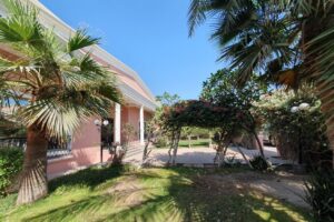 Beautiful large 4bed renovated villa large garden