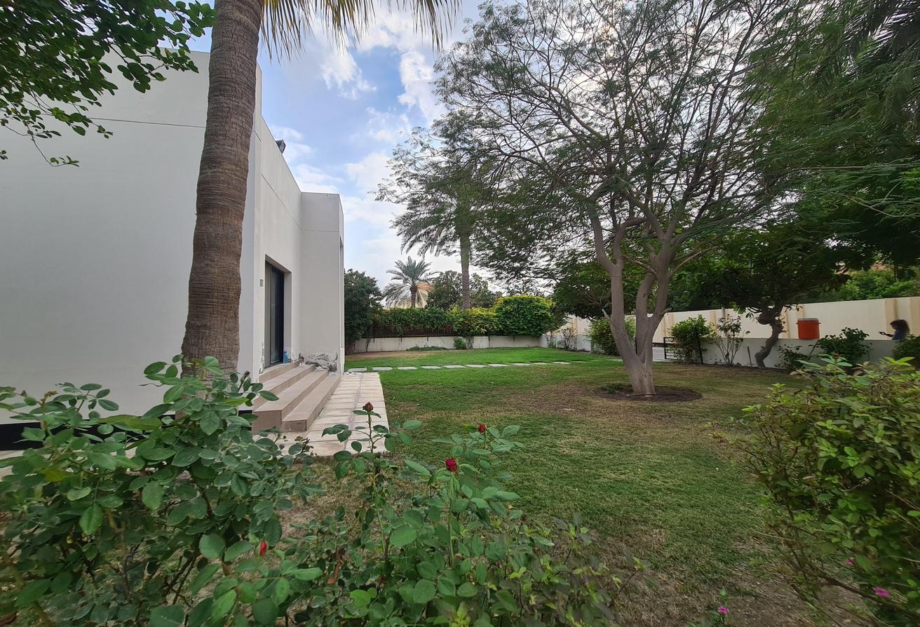Modern 1storey 3bed comp villa with large garden