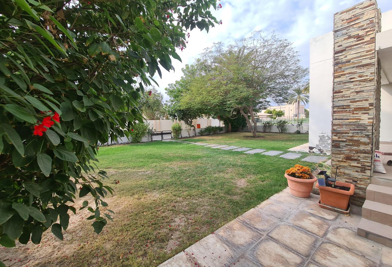 Modern 1storey 3bed comp villa with large garden
