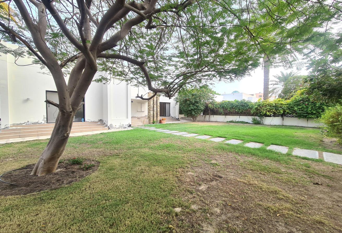 Modern 1storey 3bed comp villa with large garden