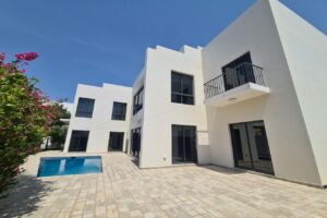 Luxurious Modern four bedroom home in large comp !
