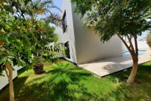 Luxurious Modern four bedroom home in large comp !
