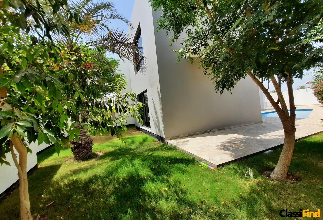 Luxurious Modern four bedroom home in large comp !