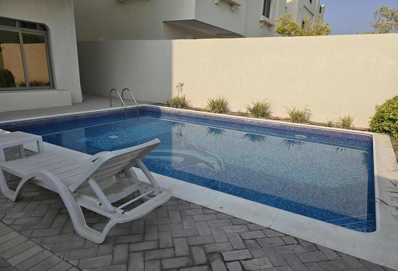 Contemporary furnished 4bed villa Big pool in comp