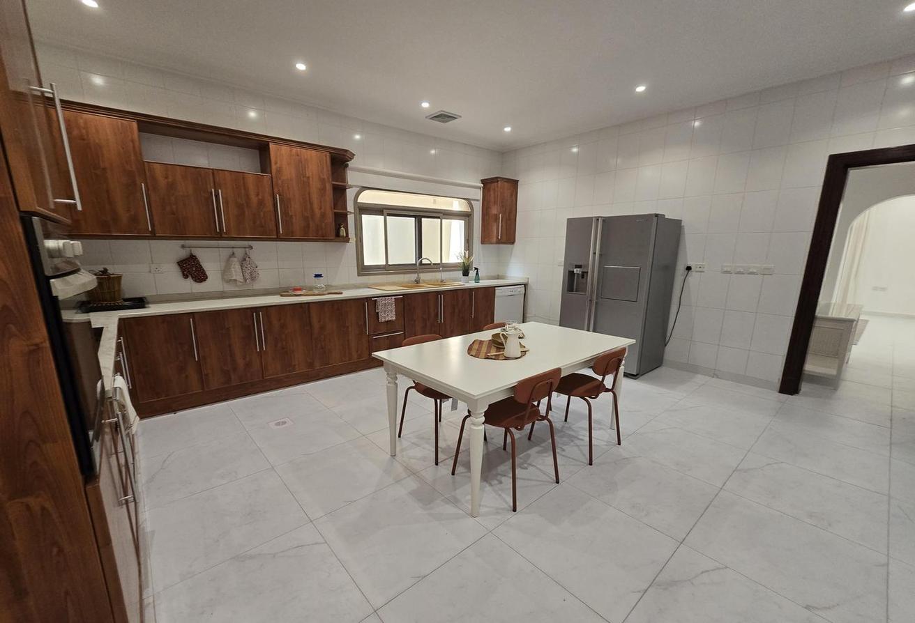 Contemporary furnished 4bed villa Big pool in comp