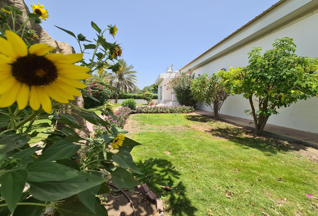 An Beautiful 5bed bungalow with large pvt garden