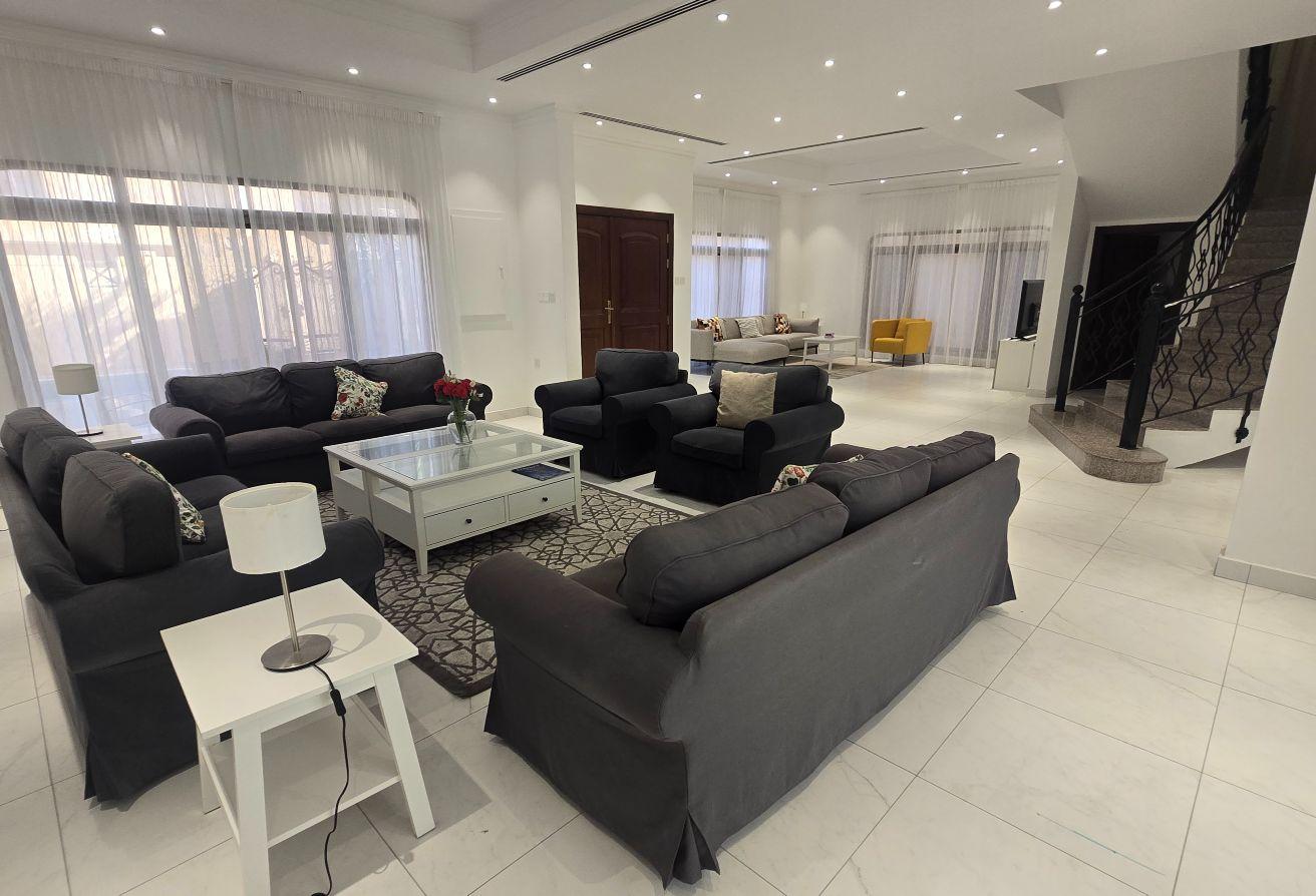 Contemporary furnished 4bed villa Big pool in comp