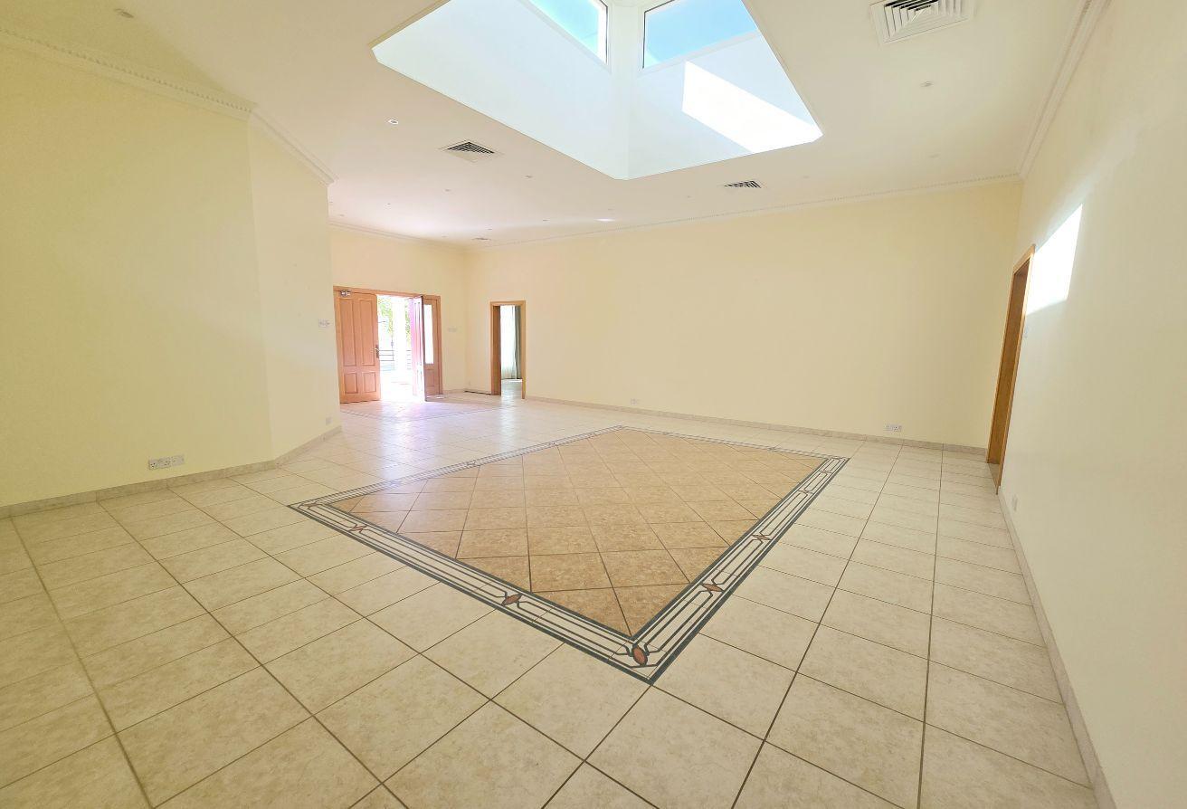 An private bright 4 bedroom mansion with pvt pool