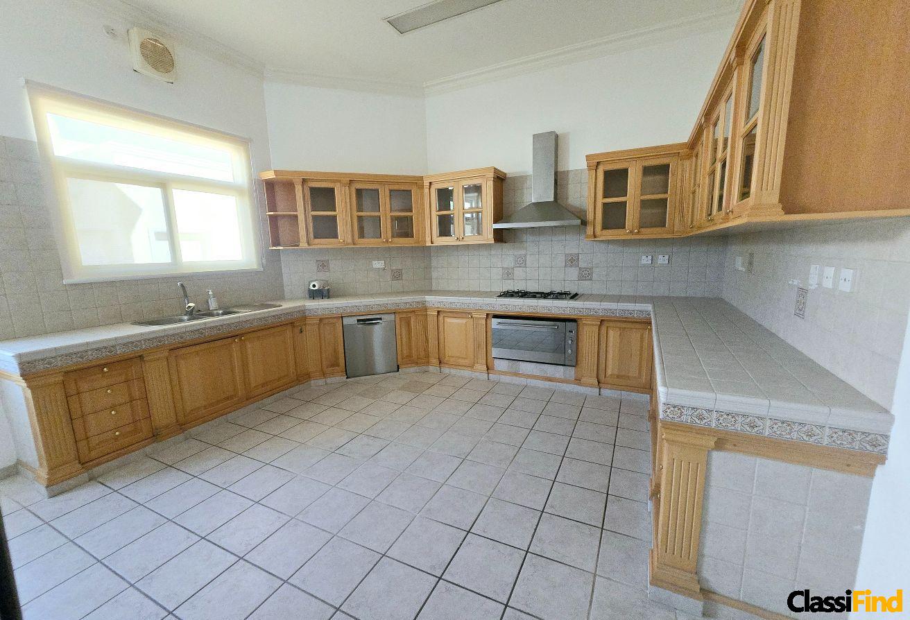 An private bright 4 bedroom mansion with pvt pool