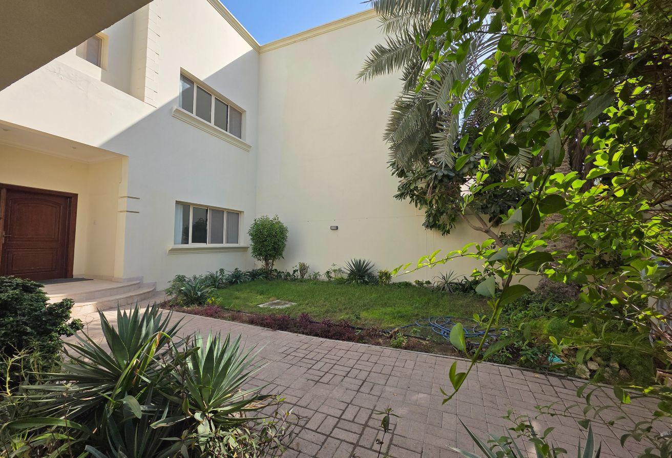 A private Home of 4+1bed with pool, garden!