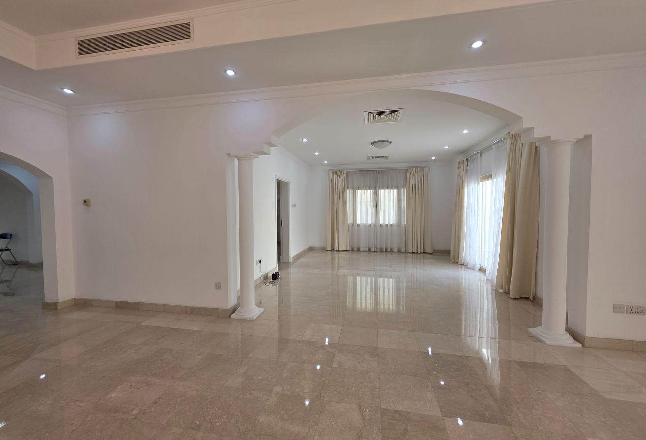 A private Home of 4+1bed with pool, garden!