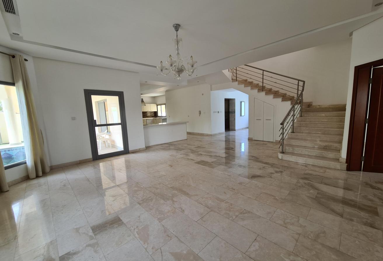 An small comp 4 Bed Villa with big Garden and Pool