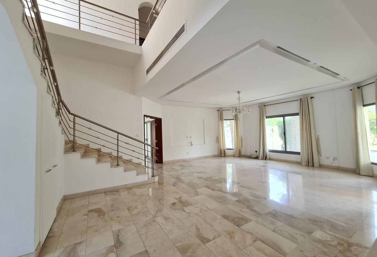 An small comp 4 Bed Villa with big Garden and Pool