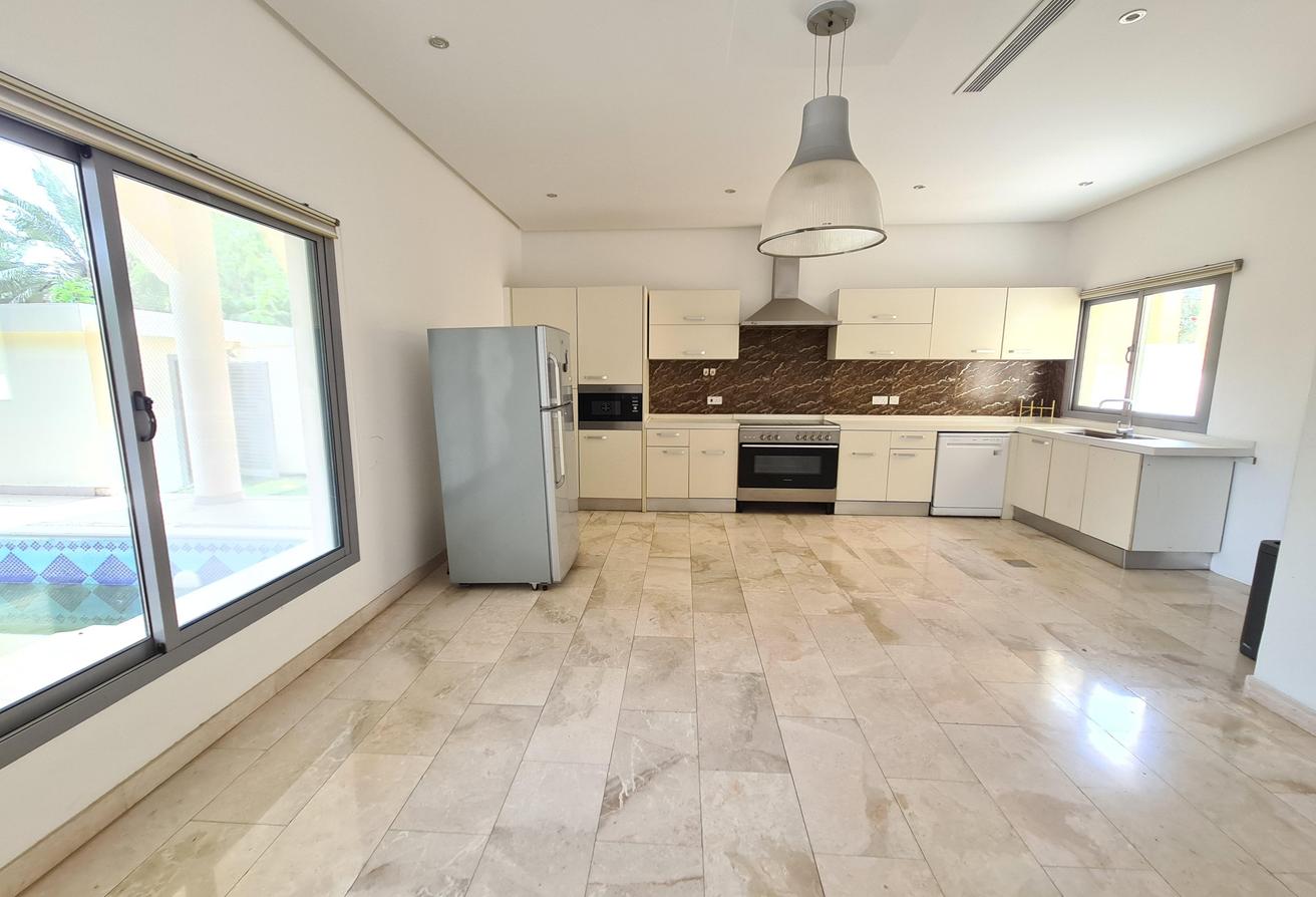 An small comp 4 Bed Villa with big Garden and Pool