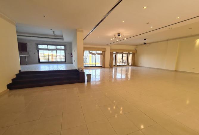 Big stunning 5br pvt pool in large comp BD1500incl