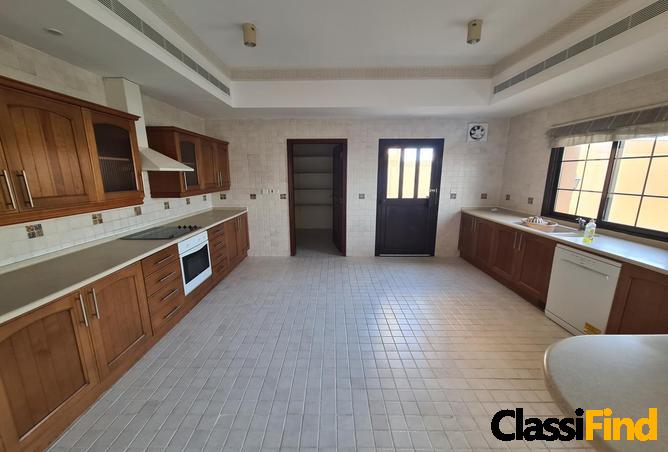 Big stunning 5br pvt pool in large comp BD1500incl