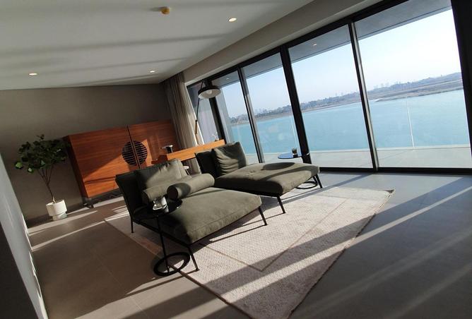 skyvilla/Triplex townhouse home-Beachfront proper