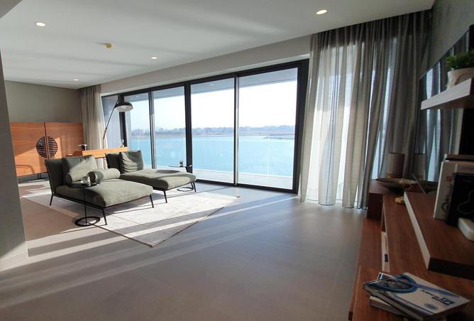 skyvilla/Triplex townhouse home-Beachfront proper