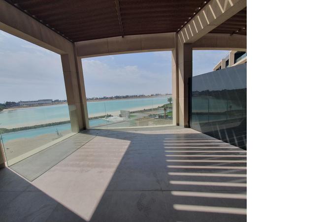 4br Duplex directly Beachfront Family Home