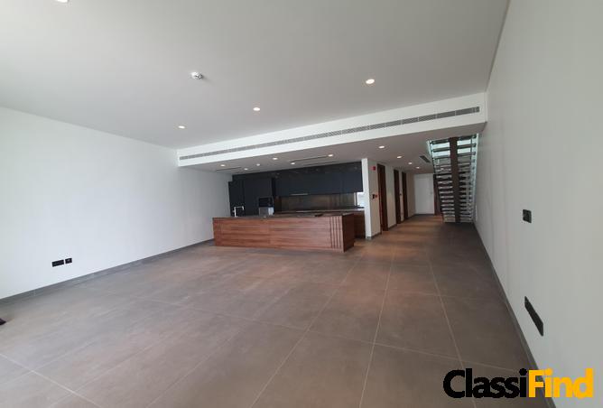 4br Duplex directly Beachfront Family Home