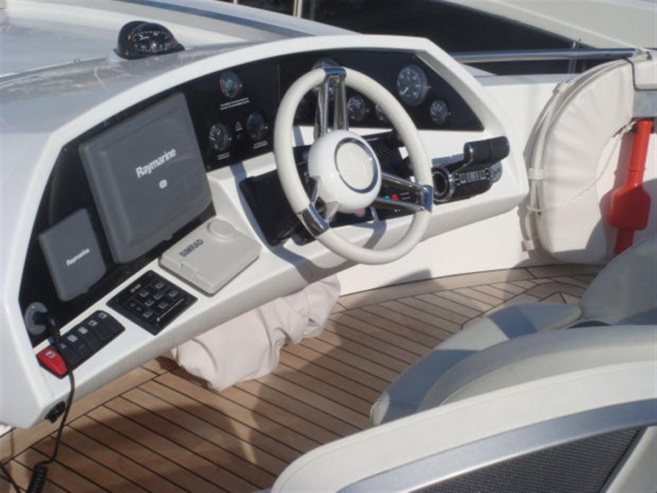 يخت SUNSEEKER 84 PREDATOR مقاس 84 بوصة للبيع