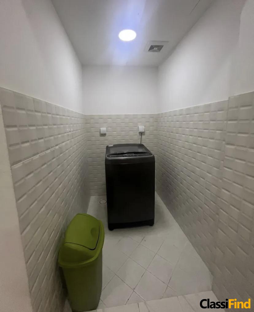 شقة واسعة بغرفتي نوم للبيع في موقع مميز بالرفاع