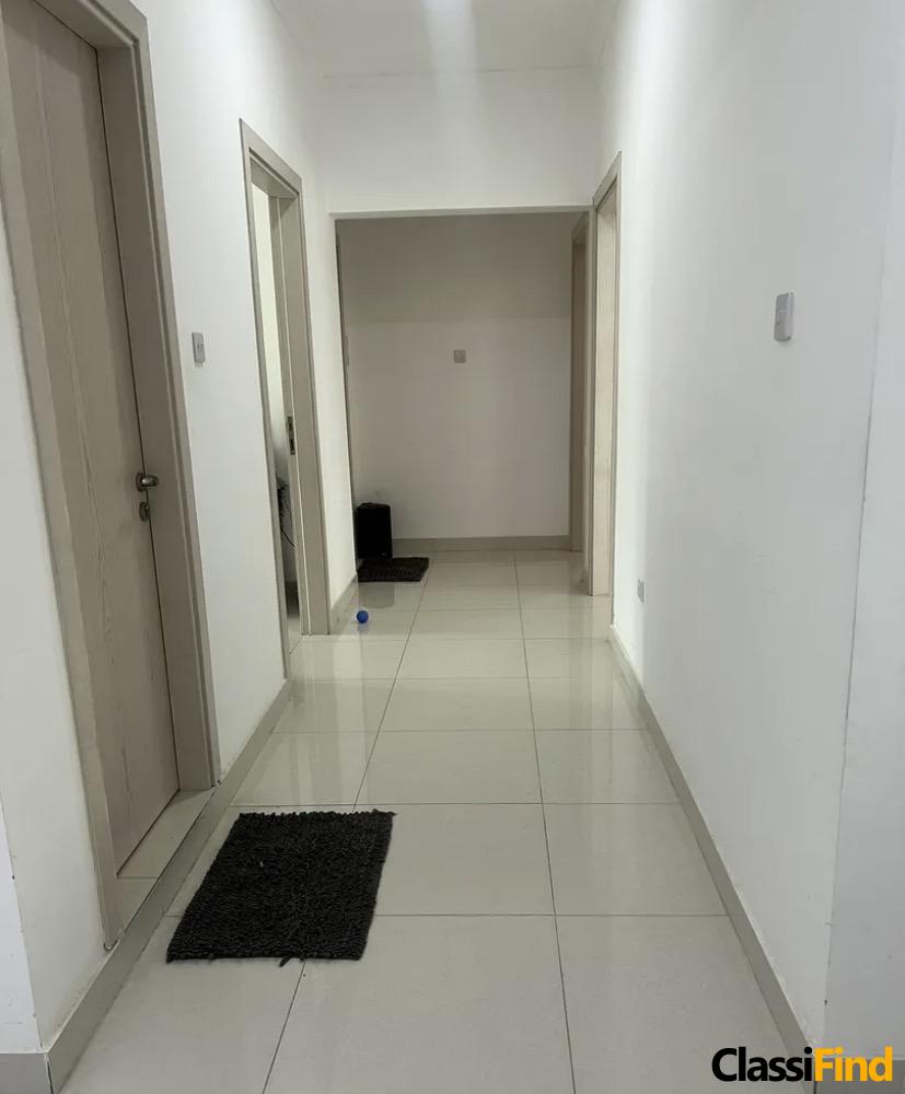 شقة واسعة بغرفتي نوم للبيع في موقع مميز بالرفاع