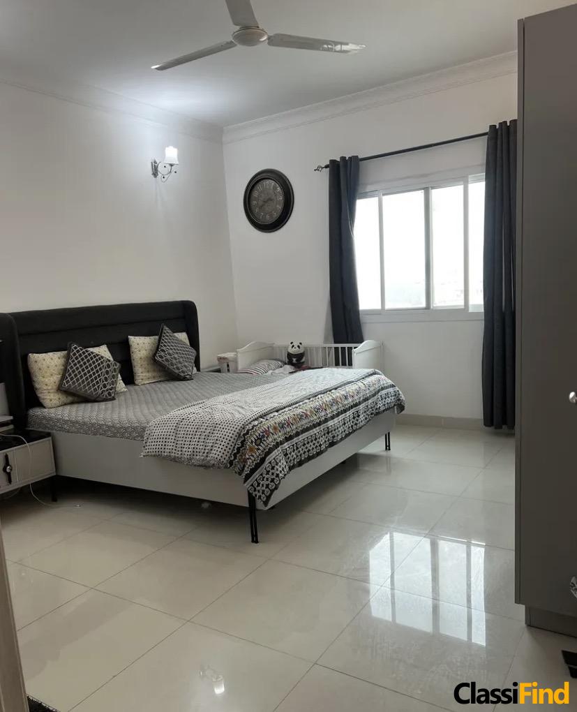 شقة واسعة بغرفتي نوم للبيع في موقع مميز بالرفاع