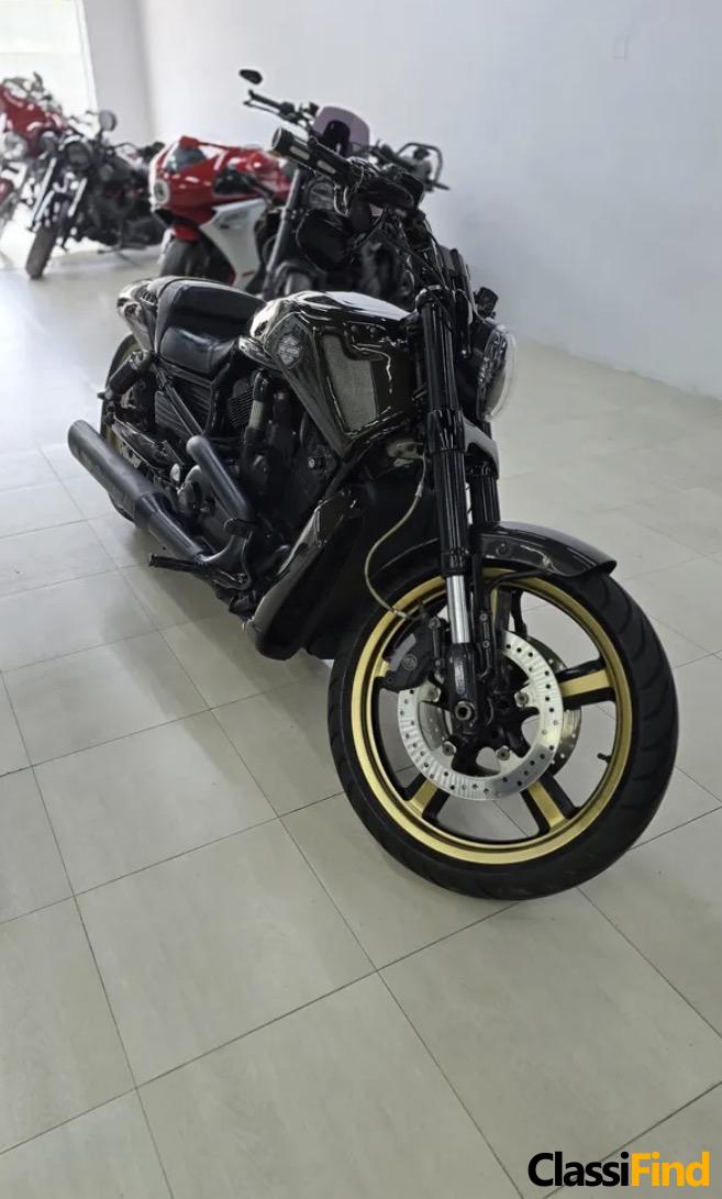 للبيع: هارلي ديفيدسون في-رود ماسل 2010 مع ترقيات كاملة من ألياف الكربون – حالة ممتازة