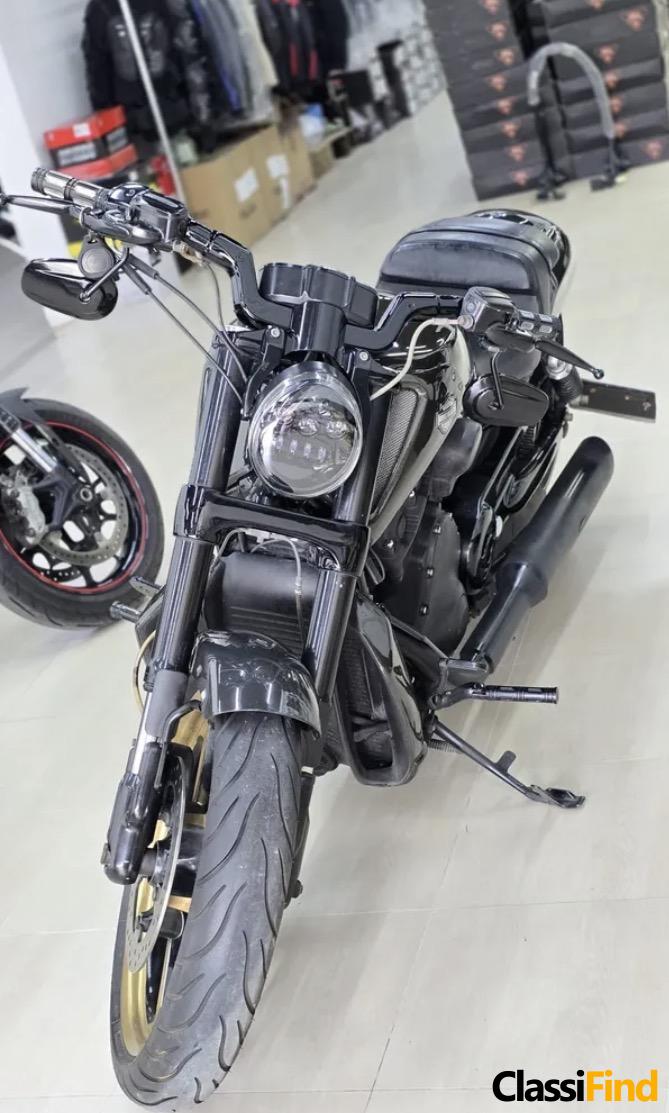 للبيع: هارلي ديفيدسون في-رود ماسل 2010 مع ترقيات كاملة من ألياف الكربون – حالة ممتازة