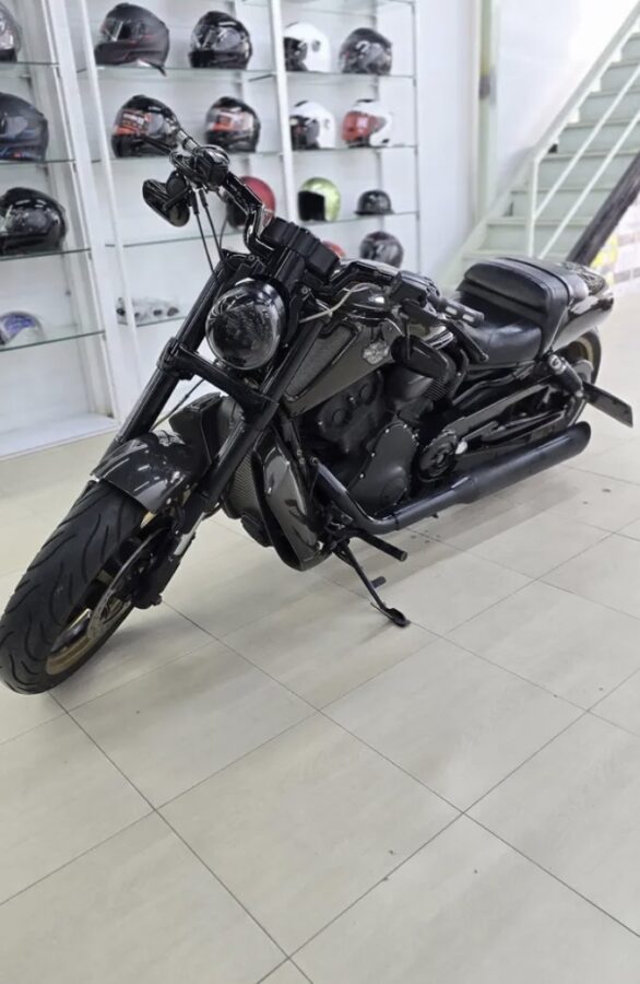 For Sale: 2010 Harley Davidson V-Rod Muscle with Full Carbon Fiber Upgrades – Immaculate Condition
