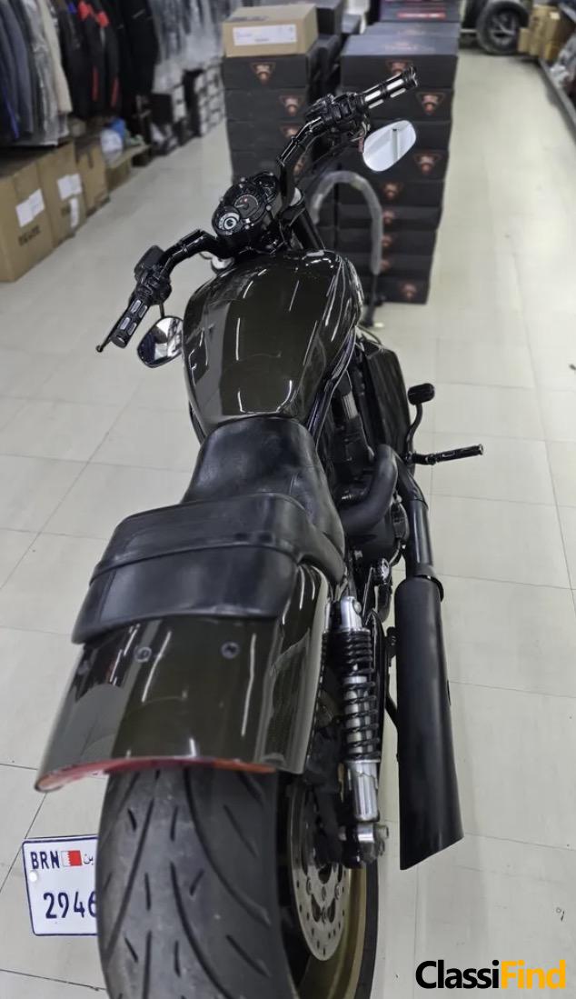 للبيع: هارلي ديفيدسون في-رود ماسل 2010 مع ترقيات كاملة من ألياف الكربون – حالة ممتازة