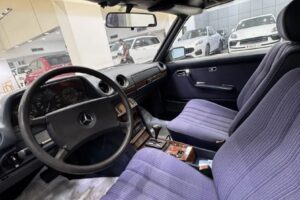 للبيع: مرسيدس بنز 280C موديل 1985 بحالة ممتازة – أناقة كلاسيكية، مُحافظة جيدًا، وعدد كيلومترات منخفض